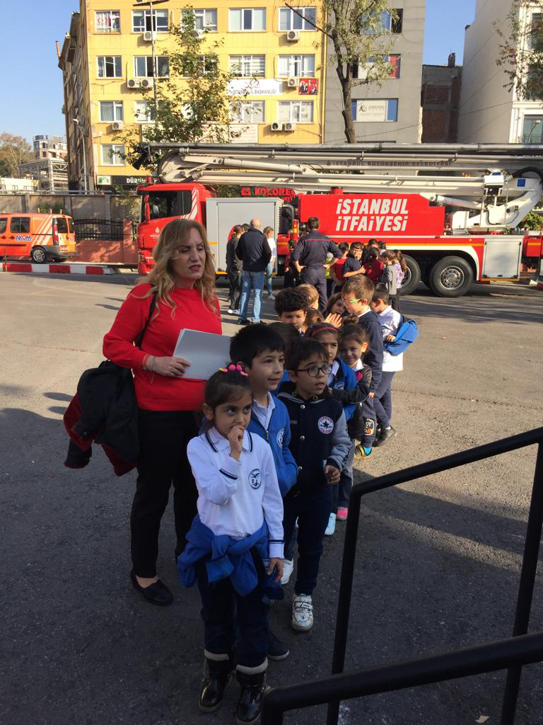Our mobile education vehicle at school - News - Istanbul Fire Department