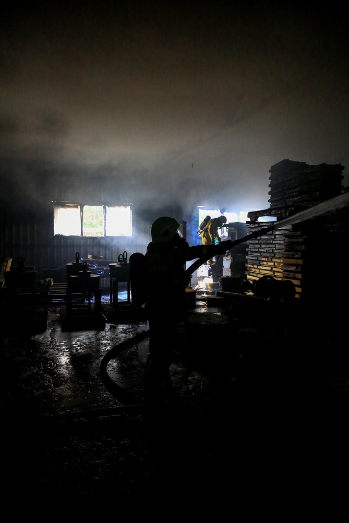 Tuzlada iş yeri yangını - Haberler - İstanbul İtfaiyesi