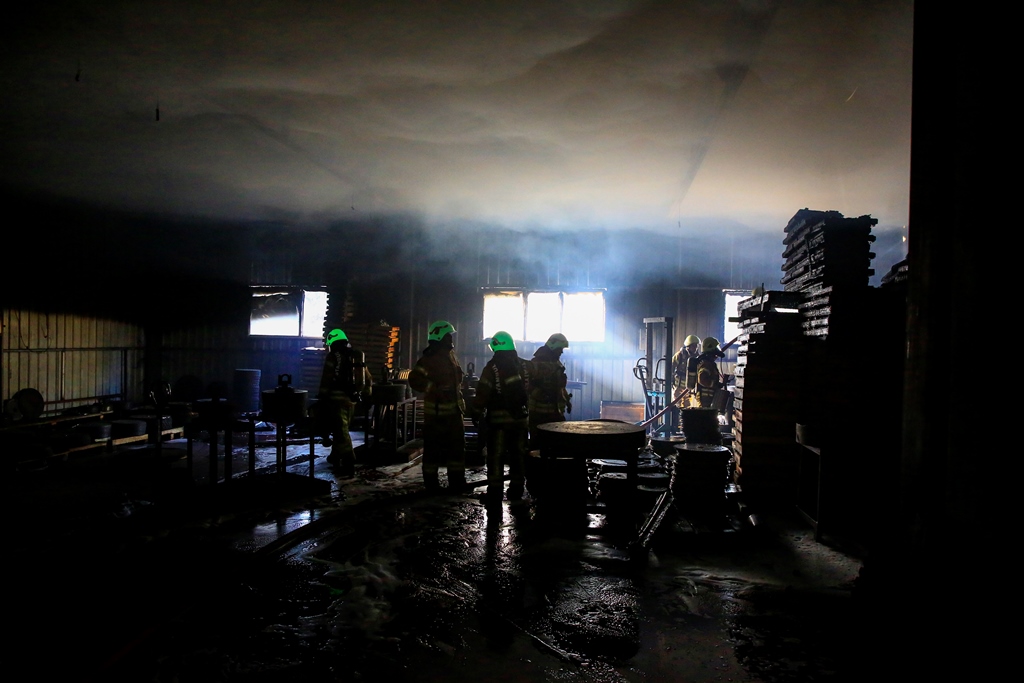 Tuzlada iş yeri yangını - Haberler - İstanbul İtfaiyesi