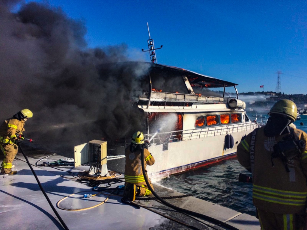 Boat fire in Beşiktaş - News - Istanbul Fire Department