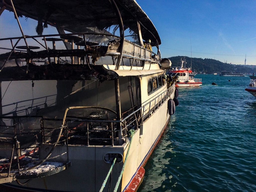 Boat fire in Beşiktaş - News - Istanbul Fire Department