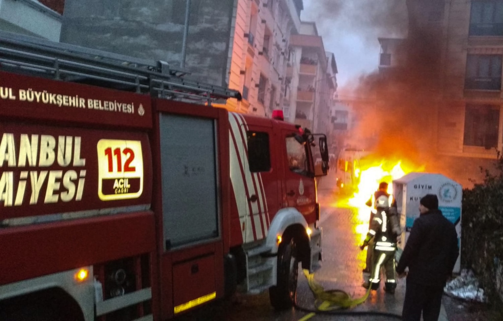 Esenyurtta araç yangını - Haberler - İstanbul İtfaiyesi