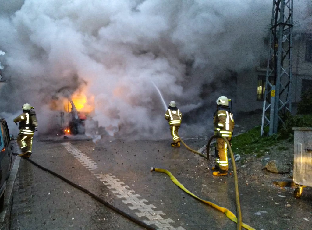 Esenyurtta araç yangını - Haberler - İstanbul İtfaiyesi