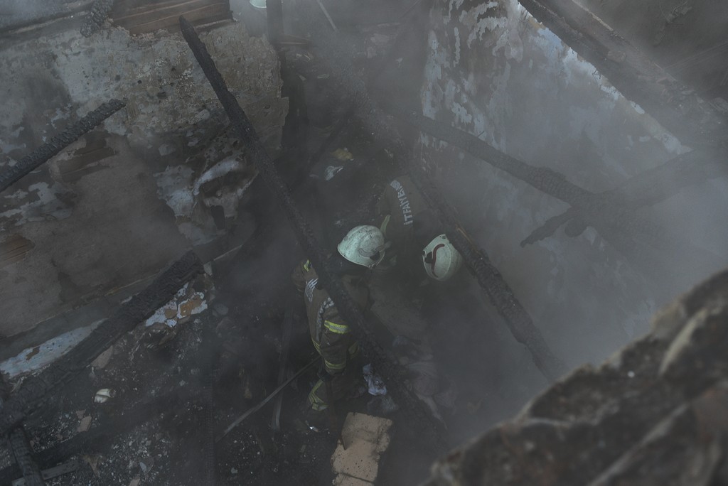 Fatihte ahşap bina yangını - Haberler - İstanbul İtfaiyesi