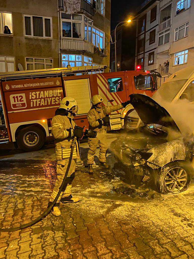 Üsküdarda  araç yangını - Haberler - İstanbul İtfaiyesi