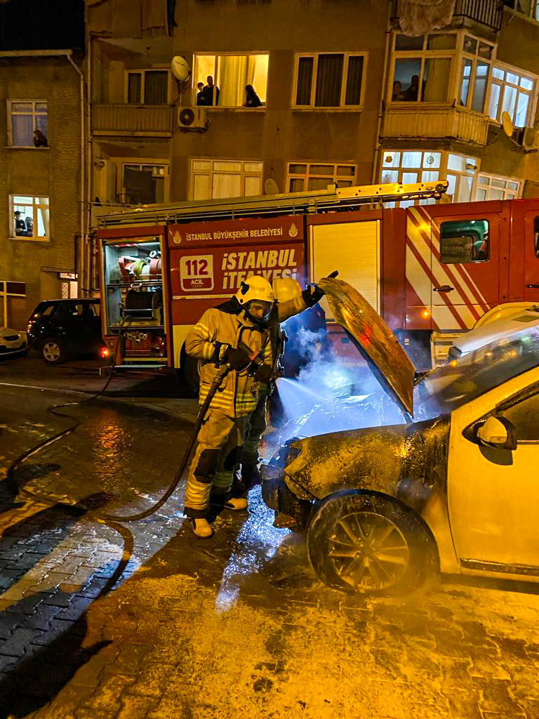 Üsküdarda  araç yangını - Haberler - İstanbul İtfaiyesi