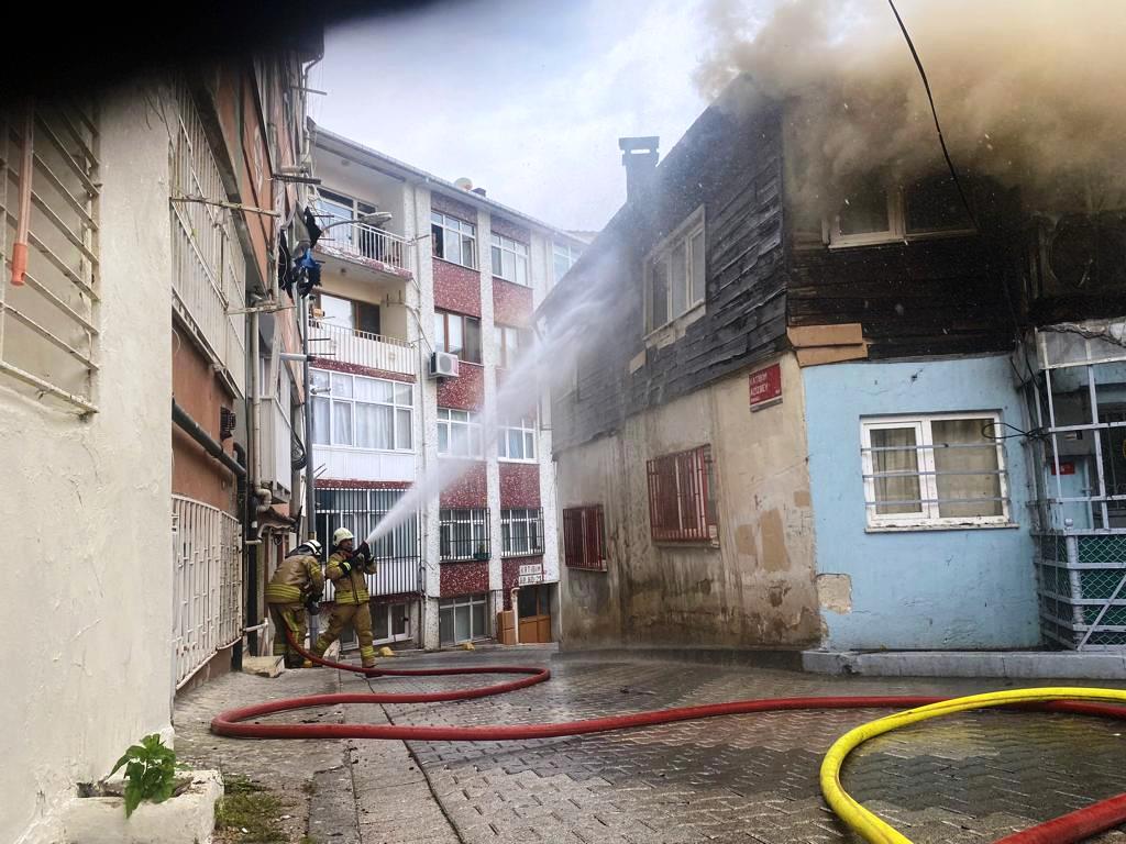 Üsküdarda ahşap bina yangını - Haberler - İstanbul İtfaiyesi