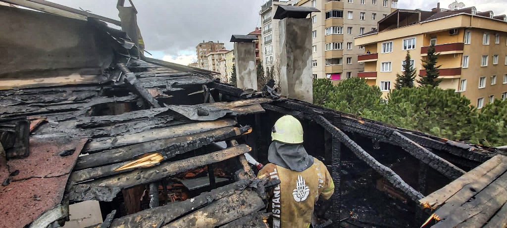 Ataşehirde çatı yangını - Haberler - İstanbul İtfaiyesi