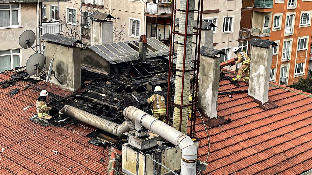 Ataşehirde çatı yangını - Haberler - İstanbul İtfaiyesi