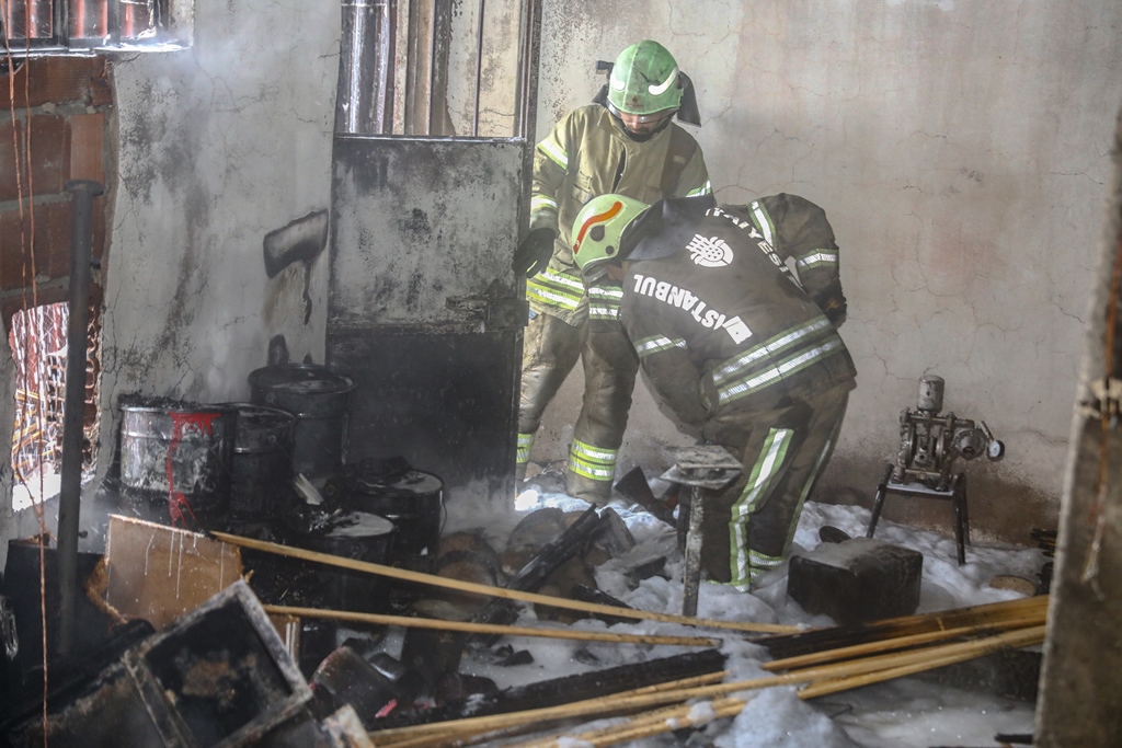 Beyoğlunda  iş yeri yangını - Haberler - İstanbul İtfaiyesi