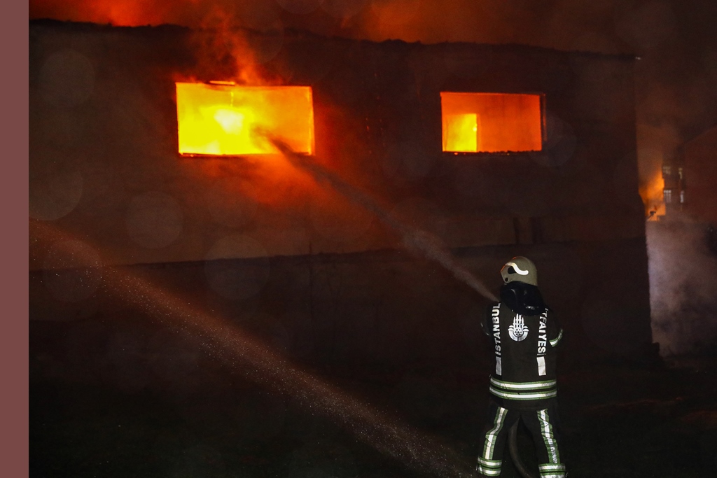 Arnavutköyde iş yeri yangını - Haberler - İstanbul İtfaiyesi