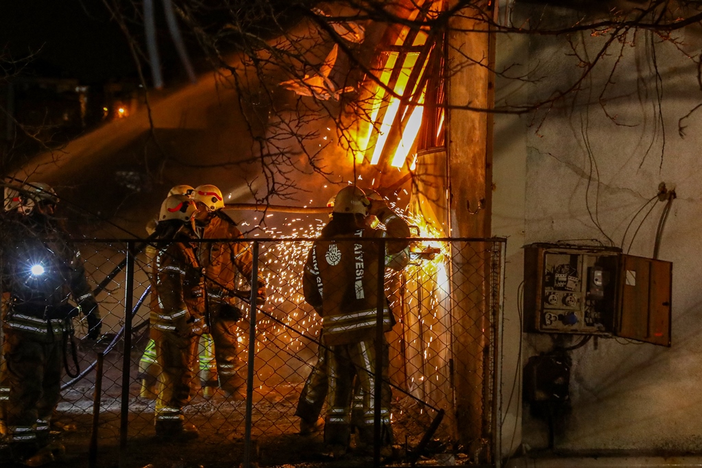 Arnavutköyde iş yeri yangını - Haberler - İstanbul İtfaiyesi
