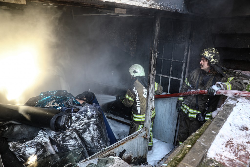 Fatihte işyeri yangını - Haberler - İstanbul İtfaiyesi