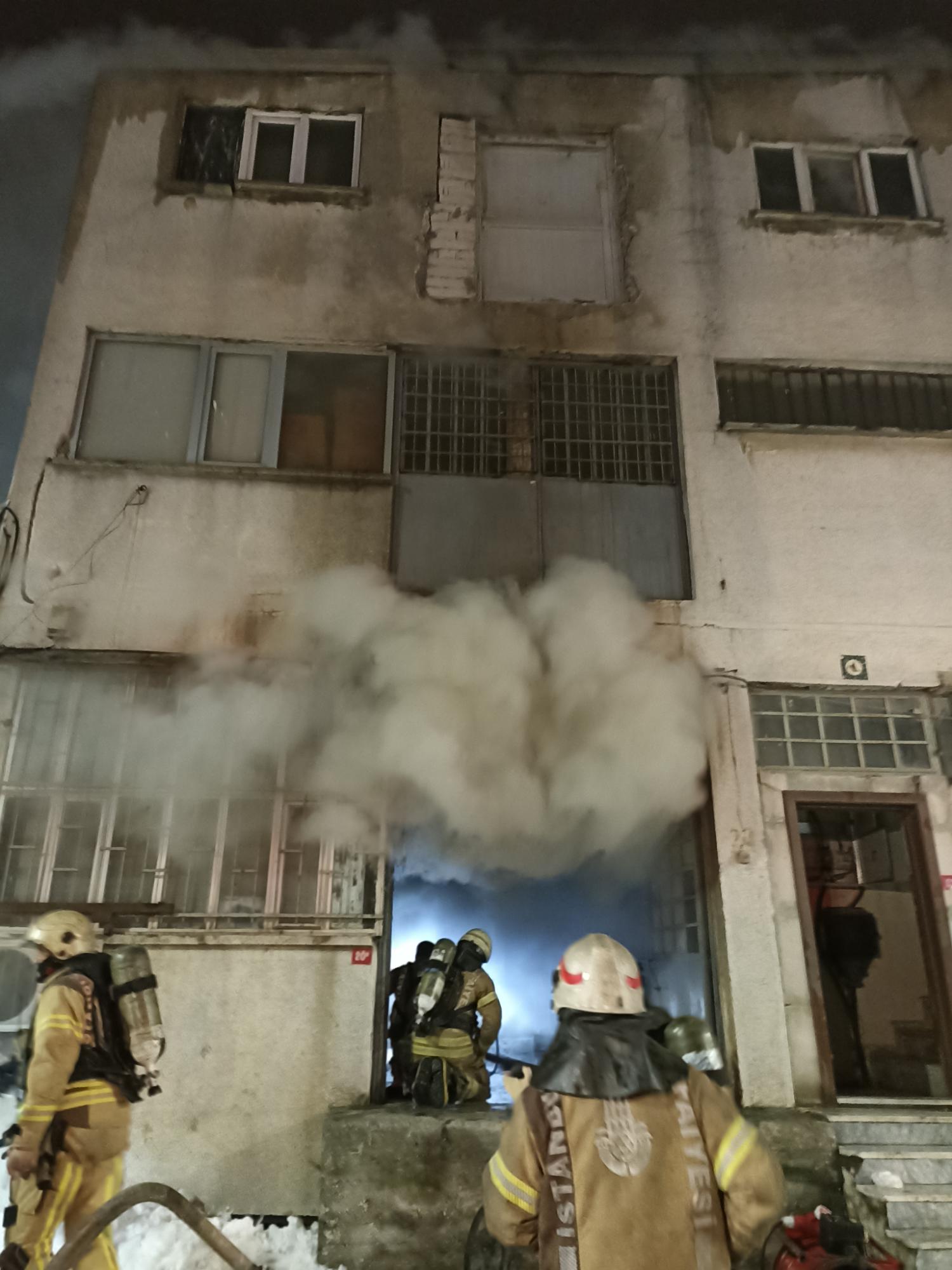 Sultangazide işyeri yangını - Haberler - İstanbul İtfaiyesi