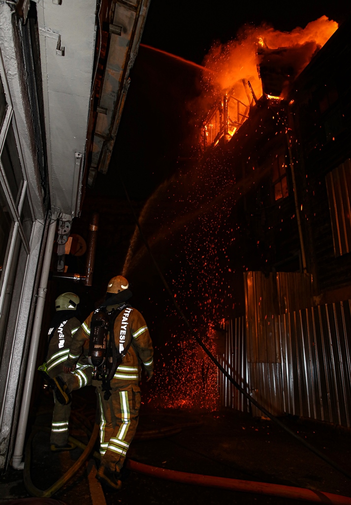 Fatihte ahşap bina yangını - Haberler - İstanbul İtfaiyesi