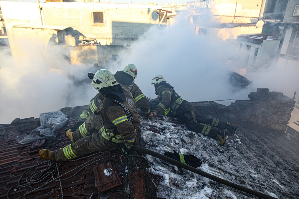 Fatihte metruk bina yangını - Haberler - İstanbul İtfaiyesi