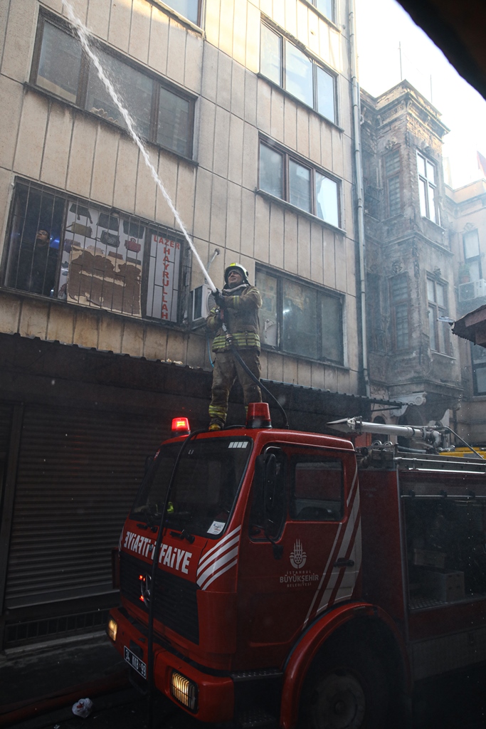 Fatihte metruk bina yangını - Haberler - İstanbul İtfaiyesi