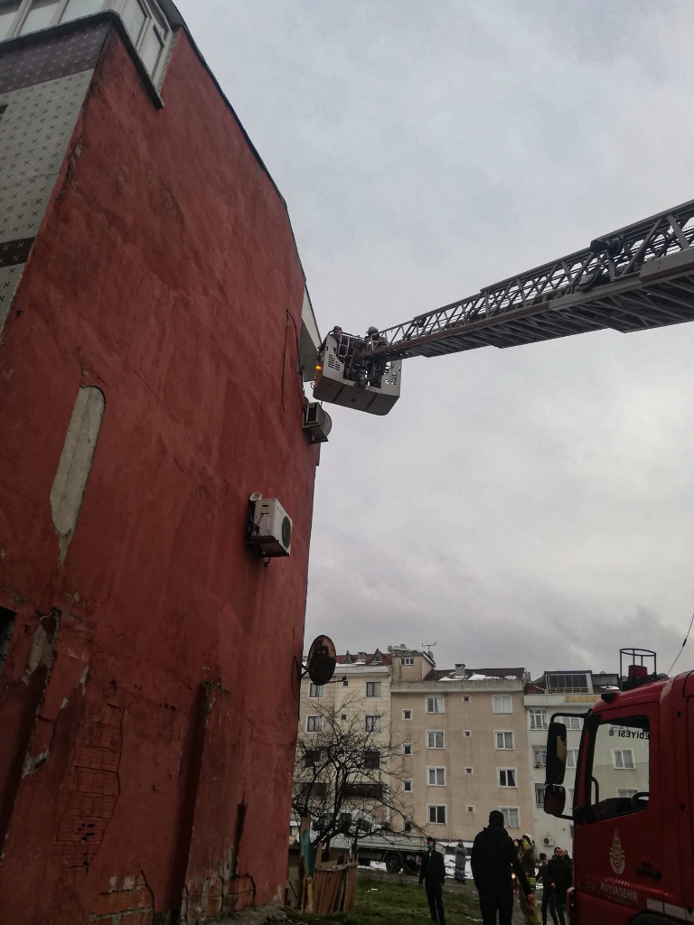 Bahçelievlerde daire yangını - Haberler - İstanbul İtfaiyesi