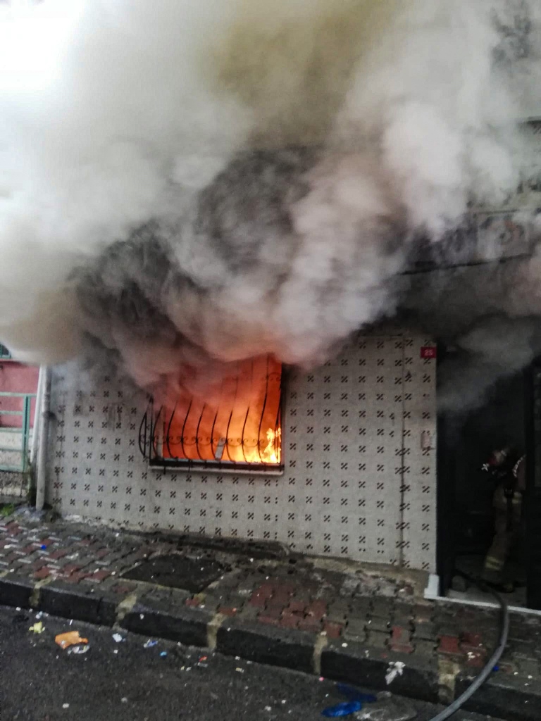 Bahçelievlerde daire yangını - Haberler - İstanbul İtfaiyesi
