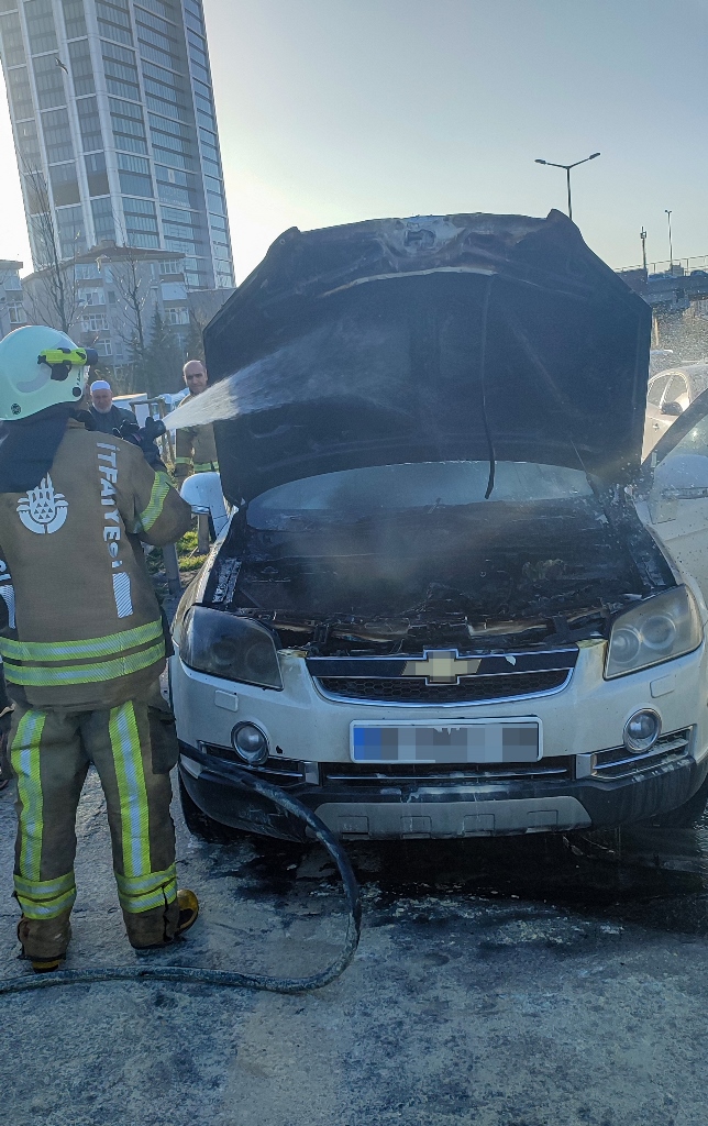 Kadıköyde araç yangını - Haberler - İstanbul İtfaiyesi
