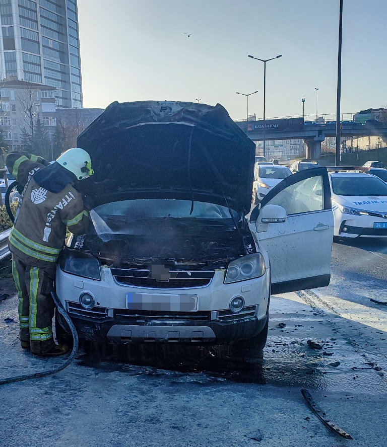 Kadıköyde araç yangını - Haberler - İstanbul İtfaiyesi