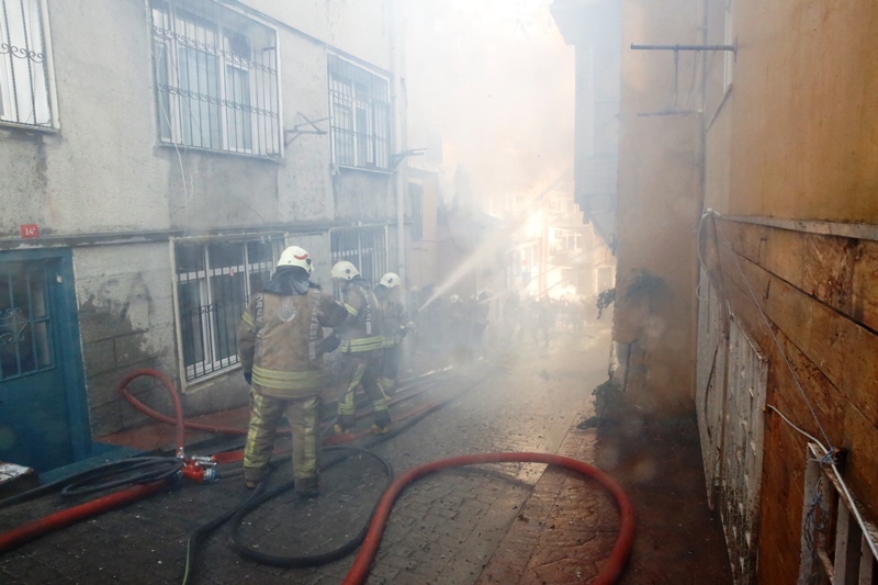 Beyoğlunda ahşap bina yangını - Haberler - İstanbul İtfaiyesi