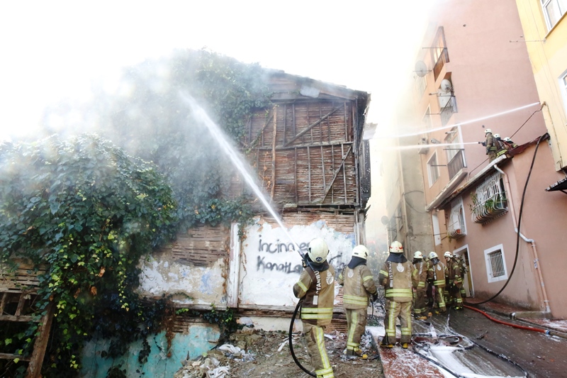 Beyoğlunda ahşap bina yangını - Haberler - İstanbul İtfaiyesi