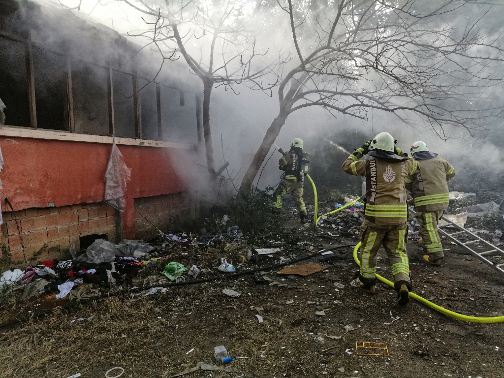 Sarıyerde metruk bina yangını - Haberler - İstanbul İtfaiyesi