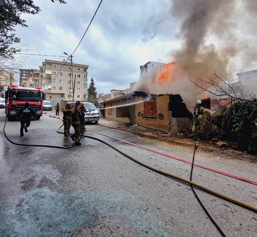Ümraniyede gece kondu yangını - Haberler - İstanbul İtfaiyesi