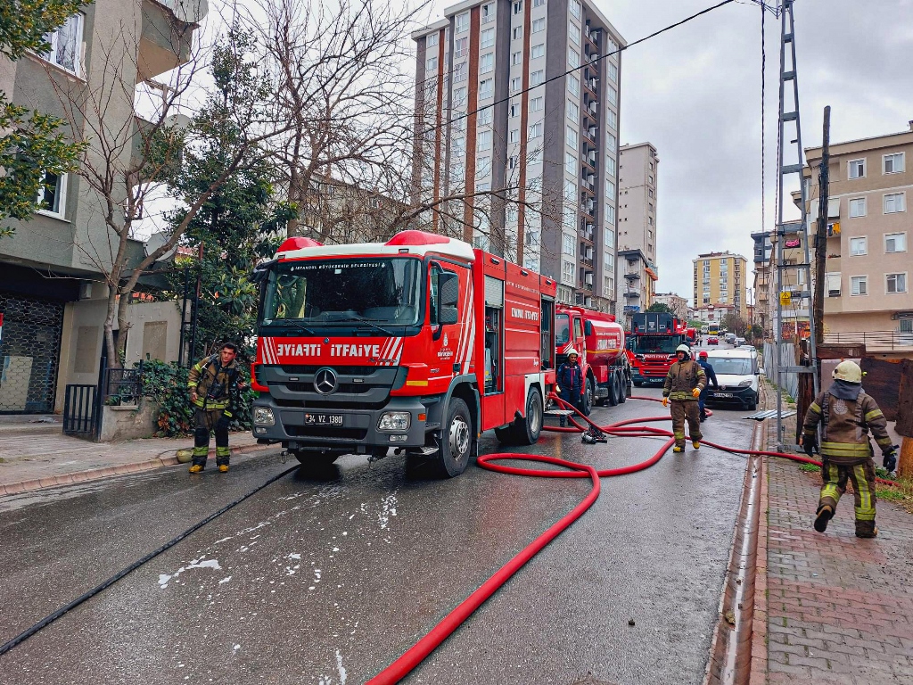 Ümraniyede gece kondu yangını - Haberler - İstanbul İtfaiyesi