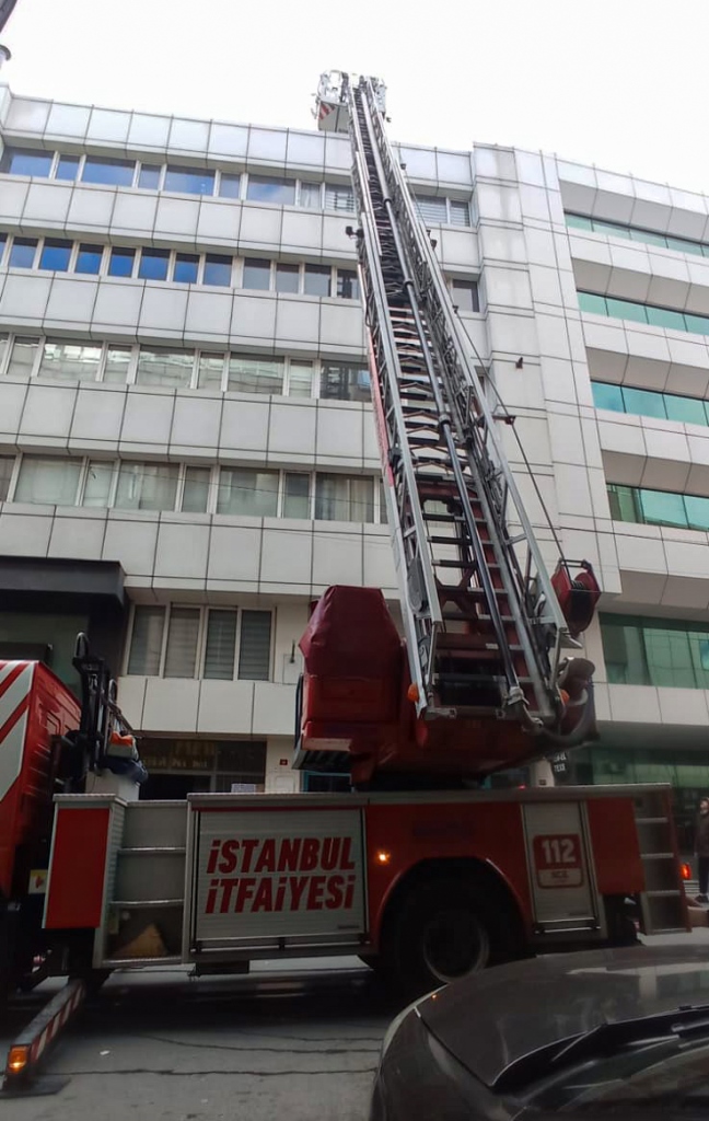 Şişlide çatı yangını - Haberler - İstanbul İtfaiyesi