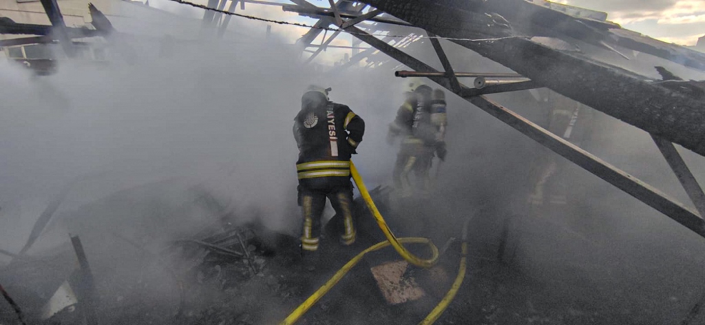 Şişlide çatı yangını - Haberler - İstanbul İtfaiyesi