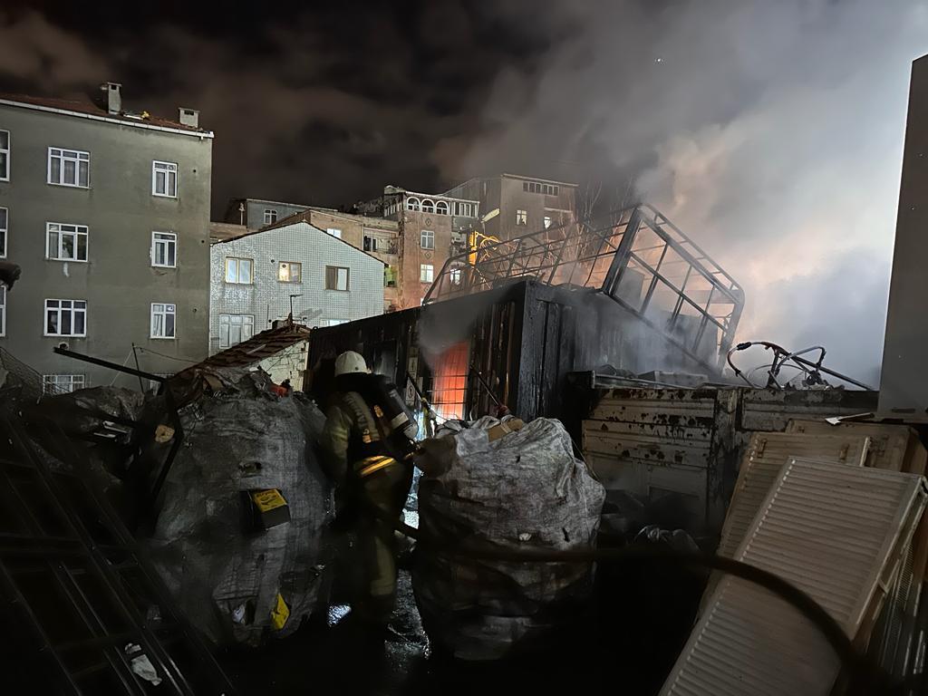 Küçükçekmecede metruk bina yangını - Haberler - İstanbul İtfaiyesi