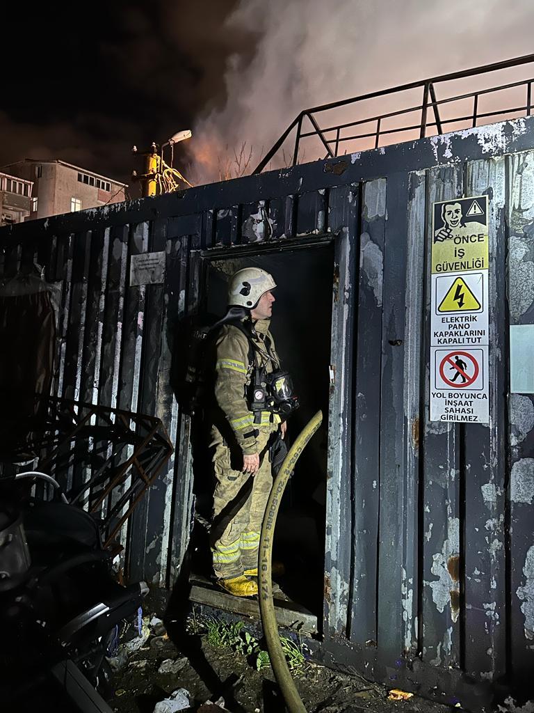 Küçükçekmecede metruk bina yangını - Haberler - İstanbul İtfaiyesi