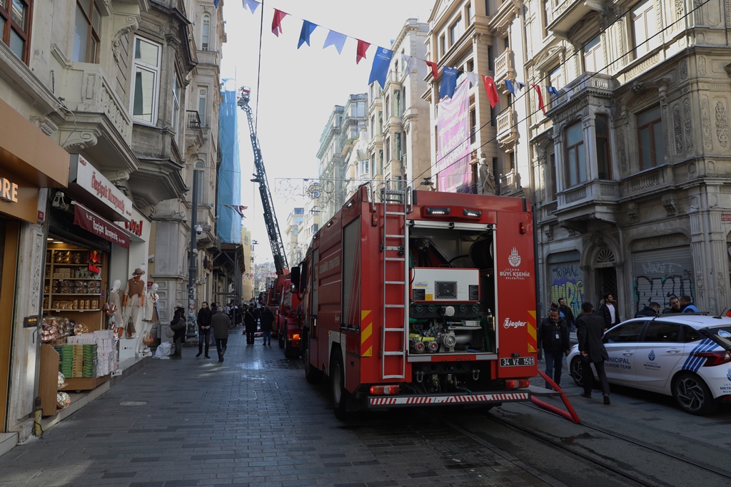 Beyoğlunda baca yangını - Haberler - İstanbul İtfaiyesi