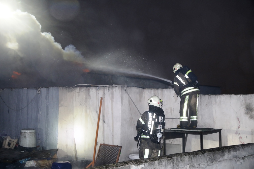 Fatihte işyeri yangını - Haberler - İstanbul İtfaiyesi