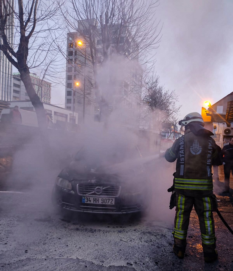Ümraniyede araç yangını - Haberler - İstanbul İtfaiyesi