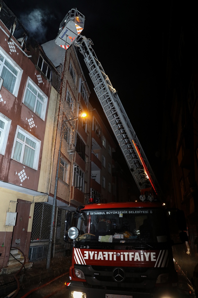 Bağcılarda çatı yangını - Haberler - İstanbul İtfaiyesi
