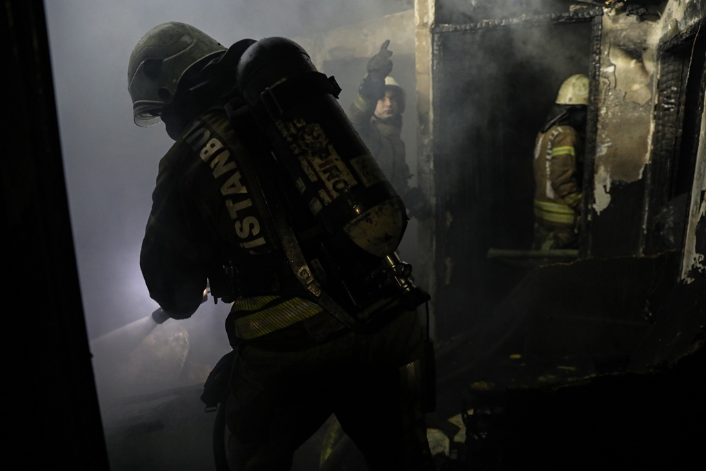 Bağcılarda çatı yangını - Haberler - İstanbul İtfaiyesi