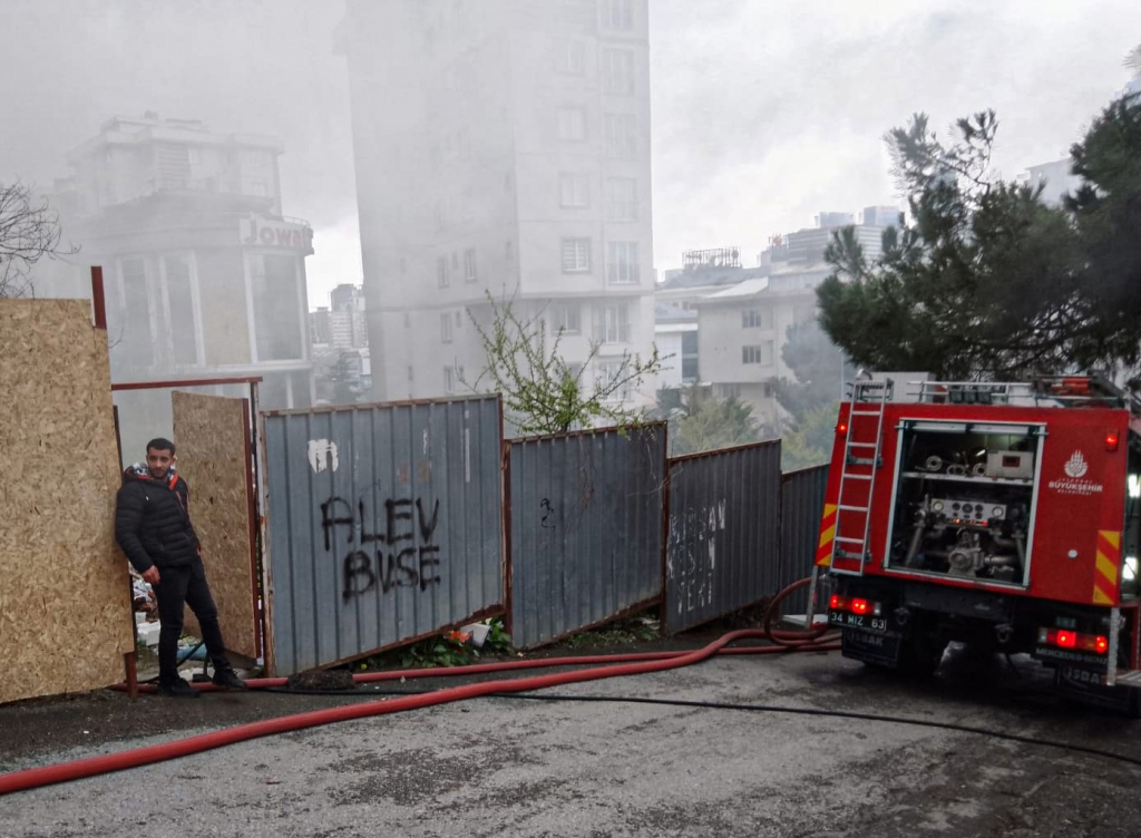 Ataşehirde metruk bina yangını - Haberler - İstanbul İtfaiyesi