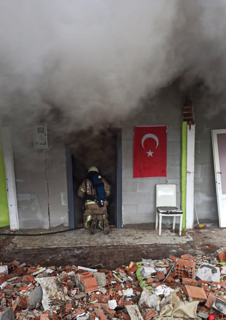 Ataşehirde metruk bina yangını - Haberler - İstanbul İtfaiyesi