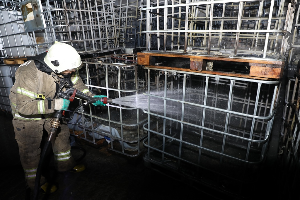 Avcılarda geri dönüşüm tesisi yangını - Haberler - İstanbul İtfaiyesi