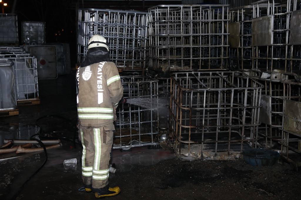 Avcılarda geri dönüşüm tesisi yangını - Haberler - İstanbul İtfaiyesi