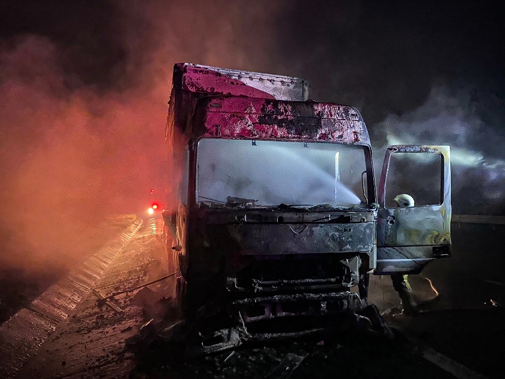 Sancaktepede tır yangını - Haberler - İstanbul İtfaiyesi