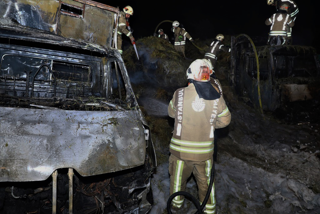 Bakırköyde araç yangını - Haberler - İstanbul İtfaiyesi
