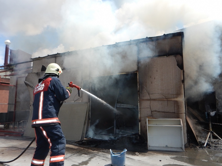 Roof fire in Bayrampaşa - News - Istanbul Fire Department