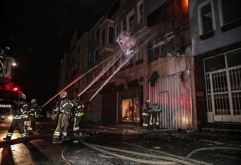 Balatta ahşap bina yangını - Haberler - İstanbul İtfaiyesi