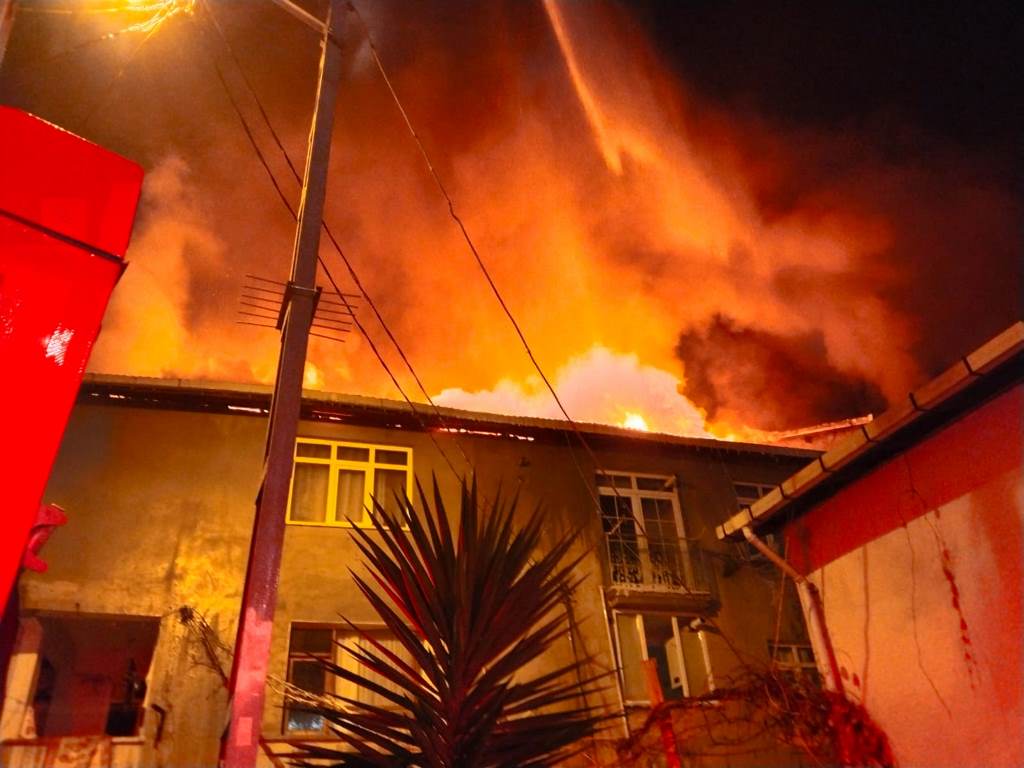 Sarıyerde çatı yangını - Haberler - İstanbul İtfaiyesi