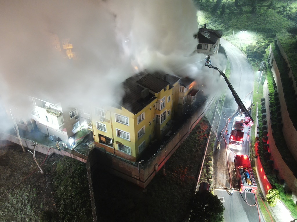 Sarıyerde çatı yangını - Haberler - İstanbul İtfaiyesi