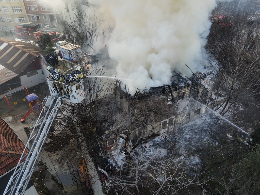 Eyüpsultanda ahşap bina yangını - Haberler - İstanbul İtfaiyesi